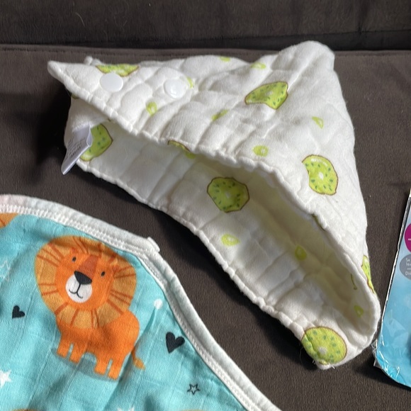 NWOT - 2x bib (kiwi and lion) plus pineapple teether - Picture 3 of 5